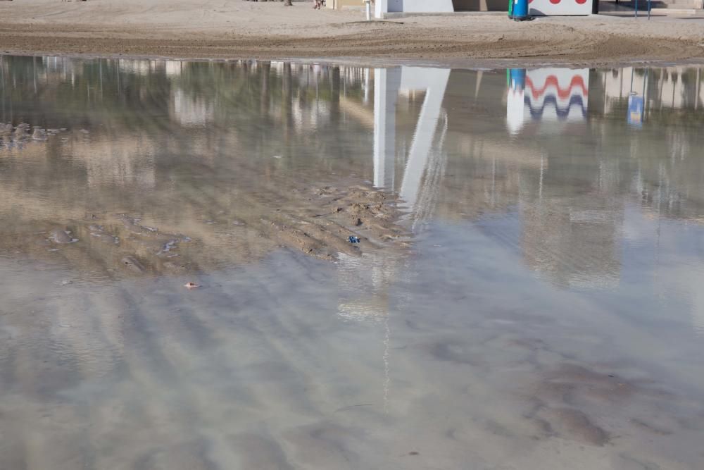 Dos semanas después de la tromba de agua que partió la zona, el ayuntamiento no ha adecentado el arenal