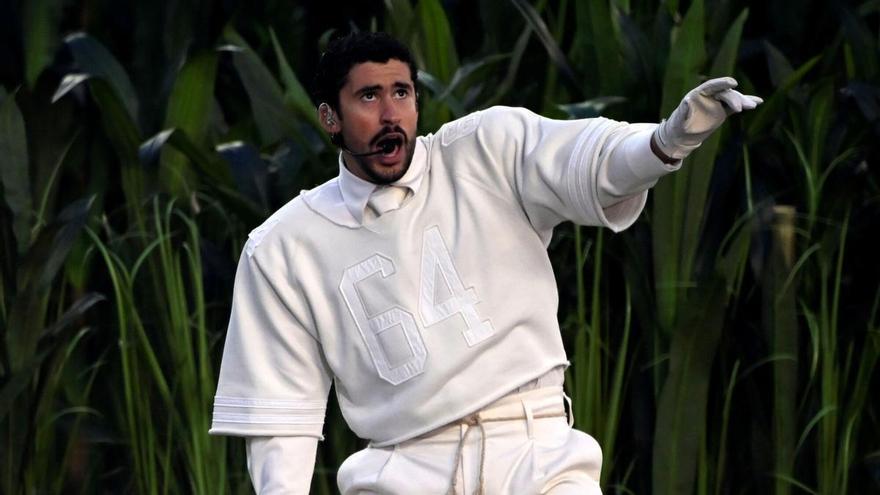 Bad Bunny regala una camiseta como la suya de la Super Bowl a los trabajadores de Zara: "Este 'show' también fue de ustedes"