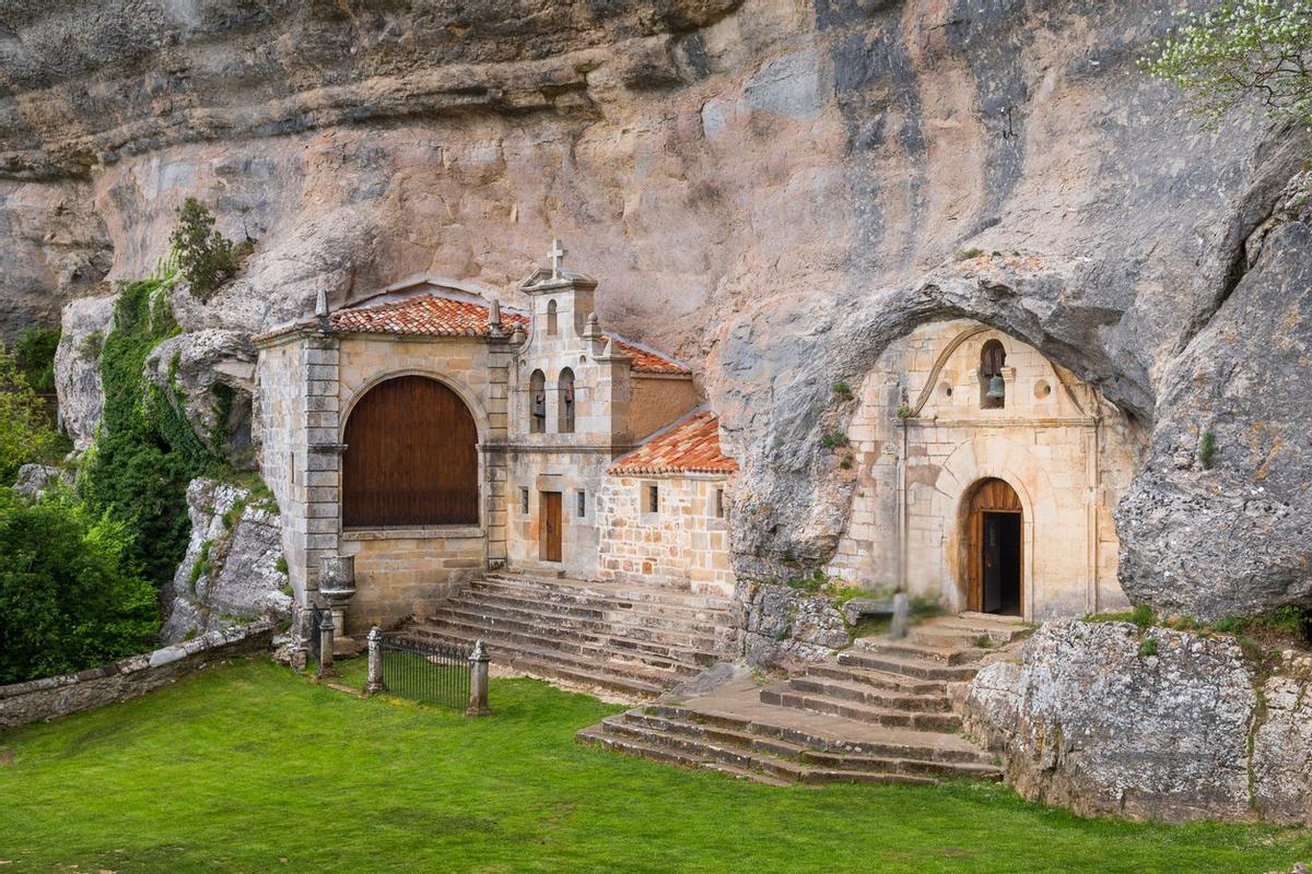 La entrada a las cuevas de Ojo Guareña