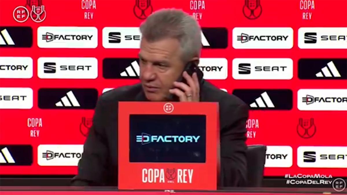 Javier Aguirre atiende una llamada en plena rueda de prensa tras clasificarse para la final de la Copa