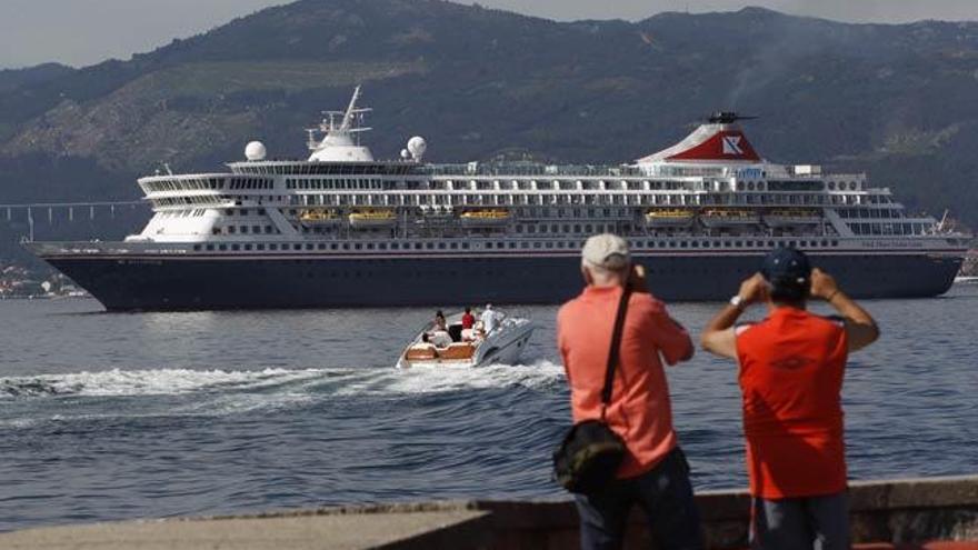 El crucero abandona Vigo // R.Grobas