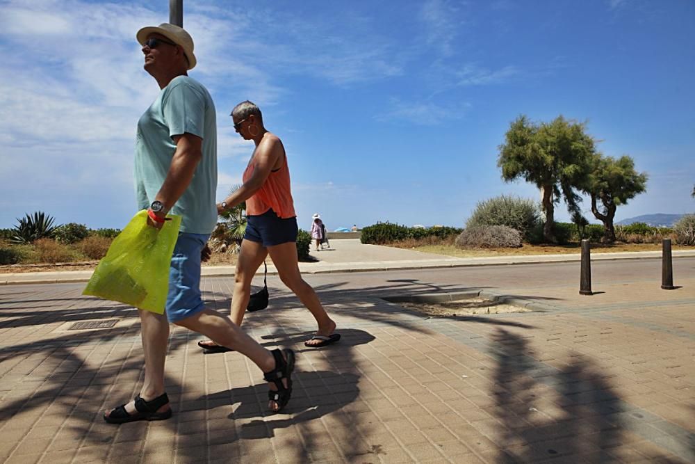 Seit Montag (13.7.) gilt auf den Balearen eine verschärfte Maskenpflicht. Pool, Strand und Strandpromenade sind ausgenommen. Auch Raucher können aufatmen