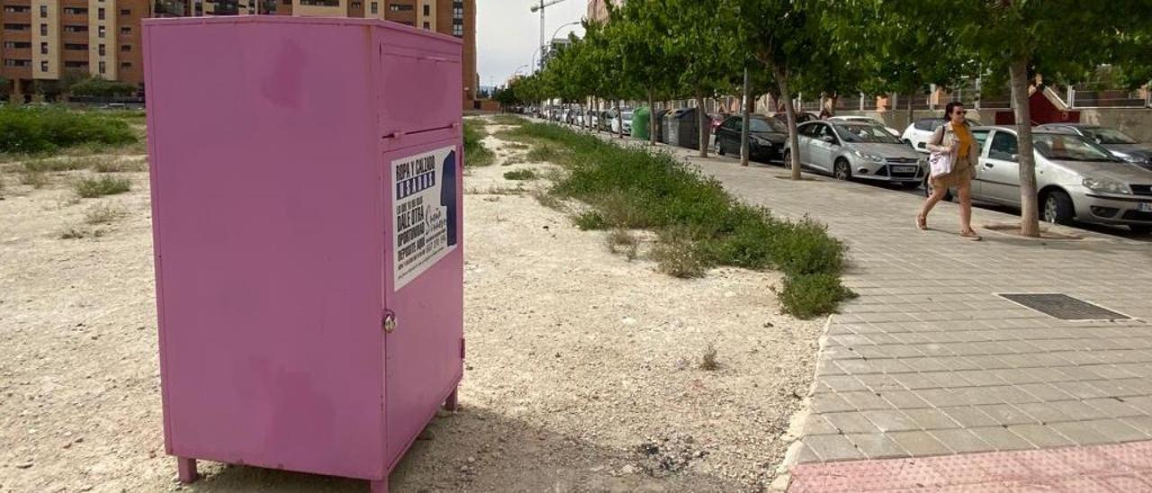 Uno de los contenedores que nunca han estado amparados por la legalidad y que han vuelto a verse por las calles de Alicante