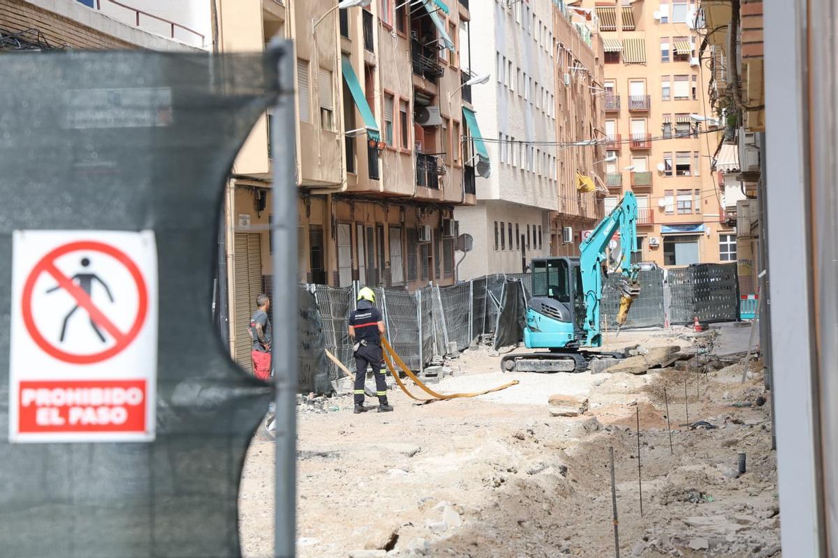 Una fuga de gas obliga a paralizar de nuevo las obras en la calle Pintor Otilio de Alicante