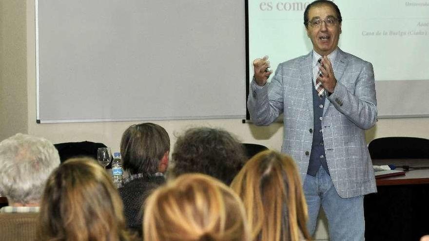 Miguel Ángel Vázquez, en la charla que ofreció en Ciaño.