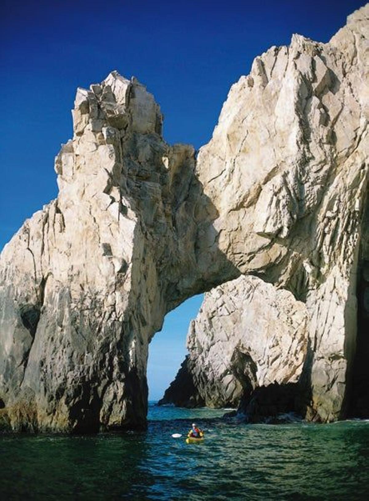 Bajo el agua, junto al Arco, un agujero en la roca creado por la erosión del mar que es un símbolo