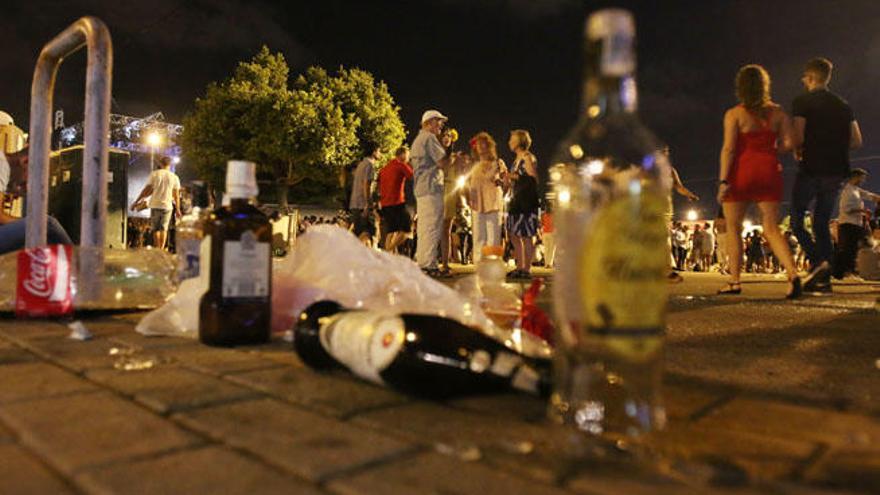 Así se vivió el &#039;botellón&#039; en la Zona de la Juventud en el Cortijo de Torres.