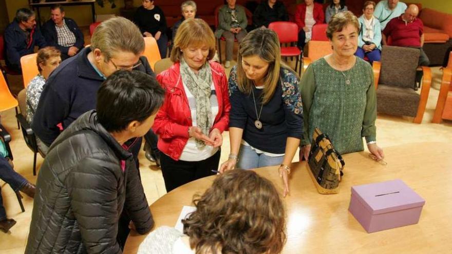 Un instante de la asamblea de Aspadeza en la que revalidó mandato la junta directiva. // Bernabé/Luismy