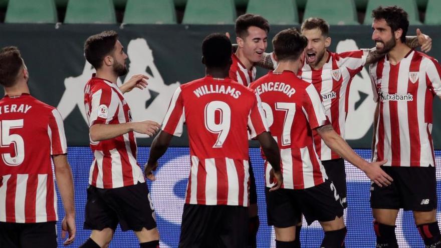 Los jugadores del Athletic felicitan a Raúl García tras marcar ante el Betis.