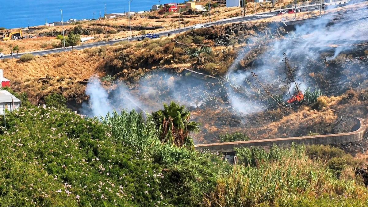 Extinguido un incendio de rastrojos en un barranco de El Sobradillo, en Santa Cruz de Tenerife