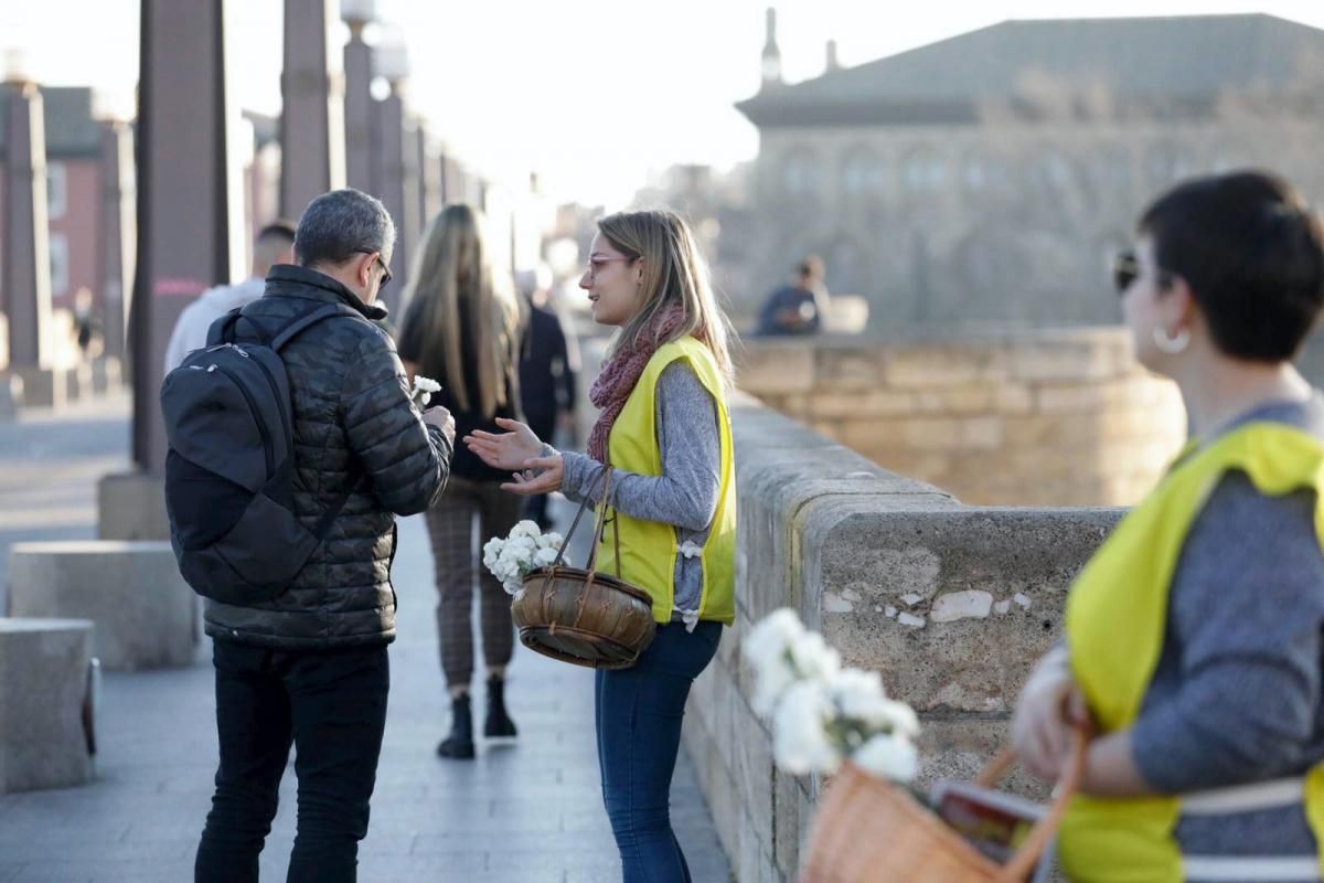 Reparto de flores y besos en solidaridad con una activista iraní