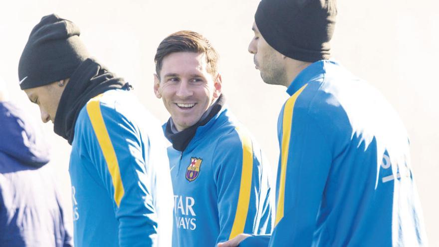 Neymar, Messi y Suárez, ayer al comienzo del entrenamiento del Barcelona. // Efe