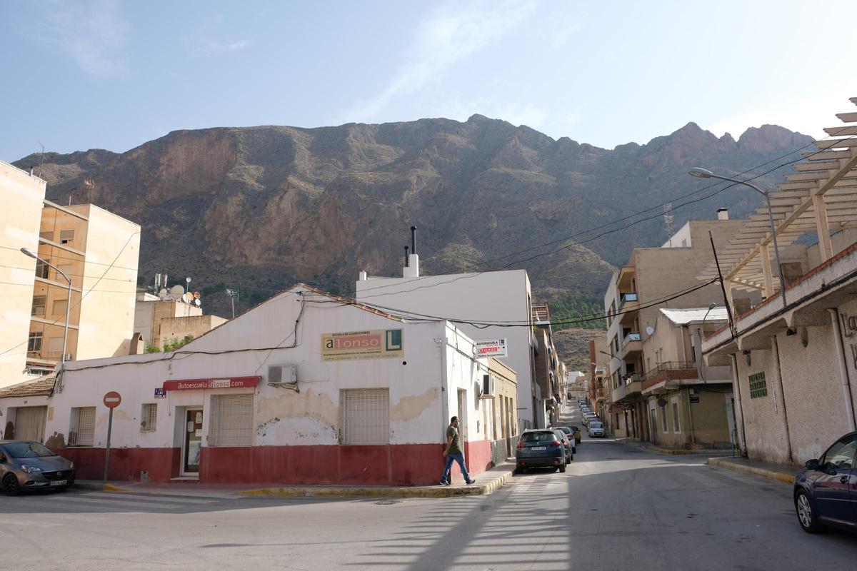 Calles del casco urbano de Redován junto a la ladera de la Sierra