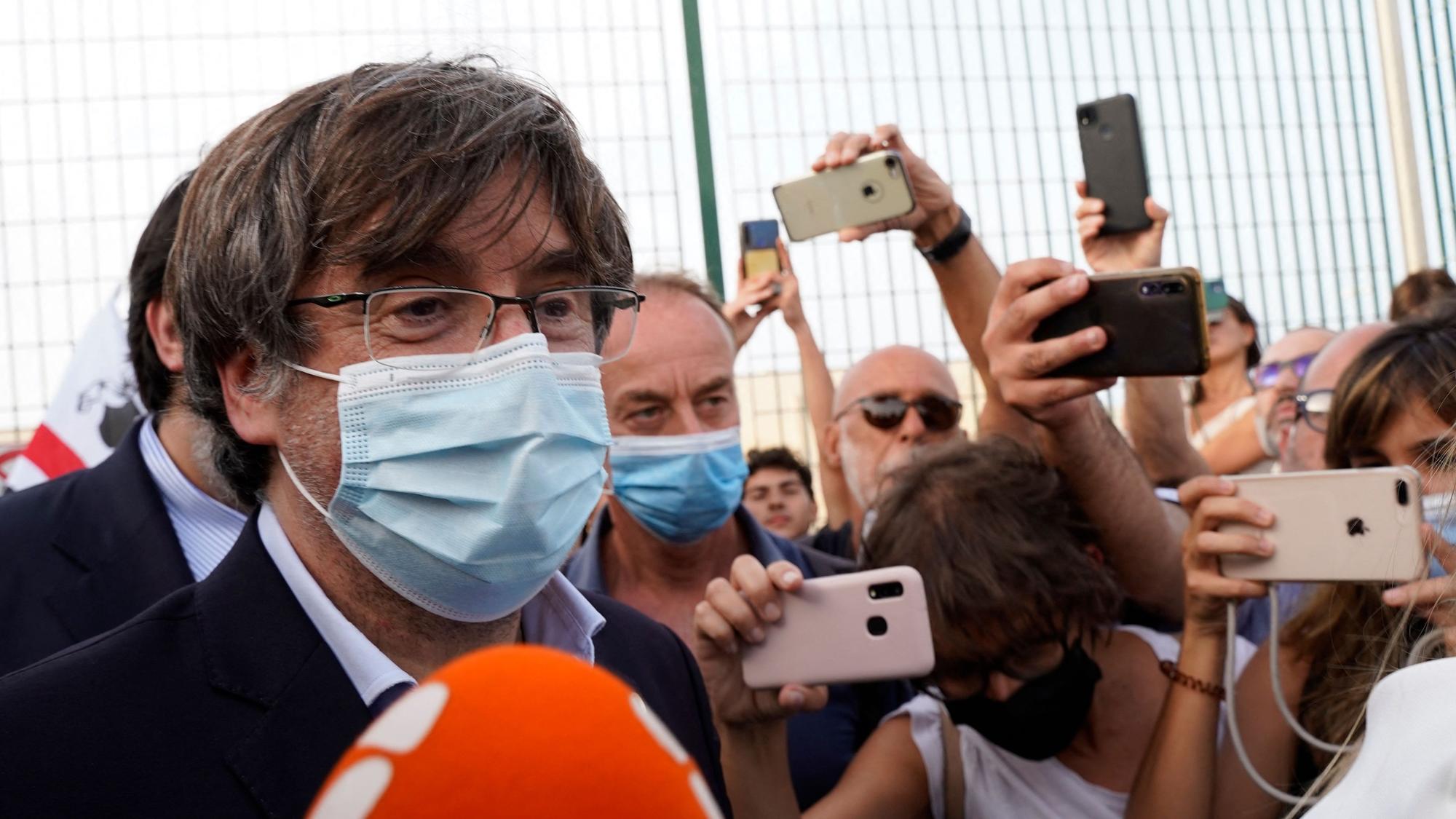 Exiled former Catalan president Carles Puigdemont leaves after being released from jail on September 24, 2021 in Sassari, Sardinia island, Italy. - Exiled former Catalan president Carles Puigdemont, who was arrested in Sardinia on September 23, 2021 at Spain's request, was free to leave the country and his lawyer said Puigdemont would attend the next hearing in his extradition fight, on October 4, 2021. (Photo by Gianni BIDDAU / AFP)
