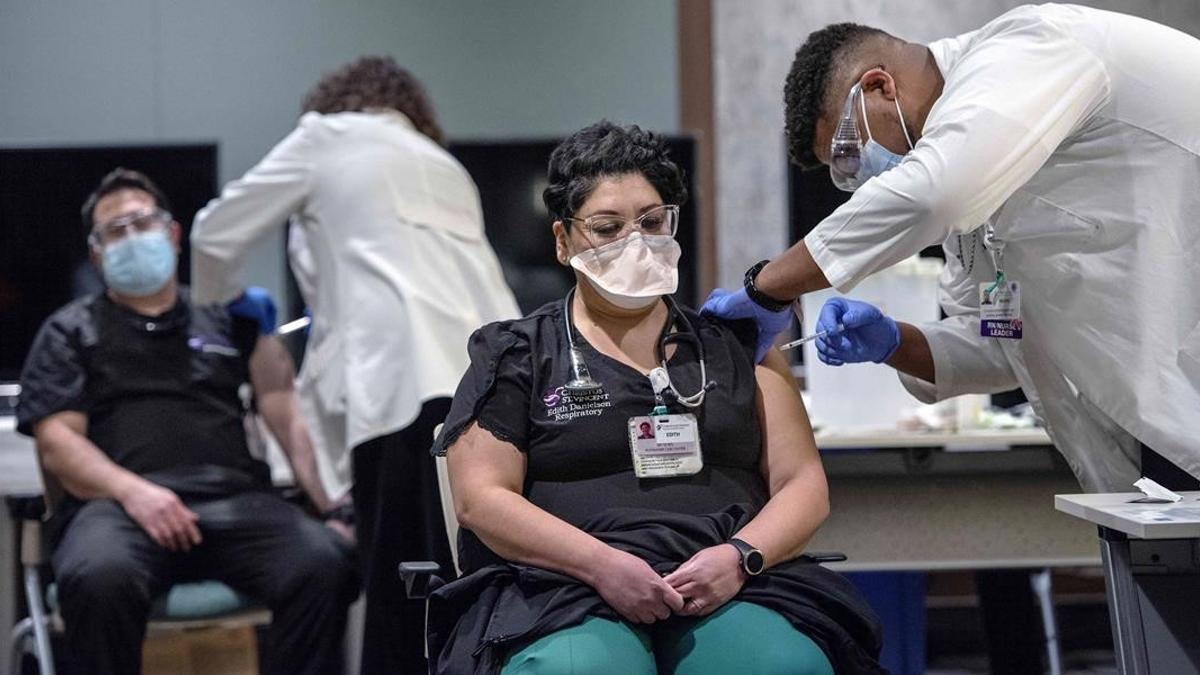 Médicos del Hospital St. Vincent, en Nuevo México, reciben la vacuna del coronavirus