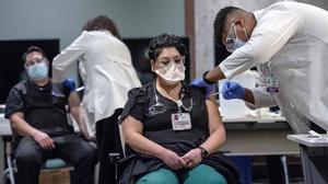 14 December 2020  US  New Mexico  St  Vincent Hospital workers  receive the Pfizer coronavirus (COVID-19) vaccine  Photo  Eddie Moore Albuquerque Journal via ZUMA dpa  Eddie Moore Albuquerque Journal    DPA  14 12 2020 ONLY FOR USE IN SPAIN