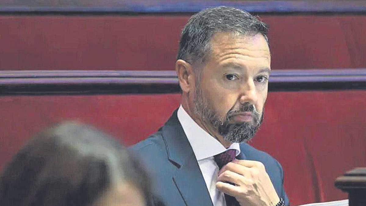 Juanma Badenas se arregla la corbata durante un pleno del Ayuntamiento de Valencia