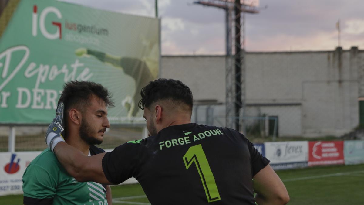 Pintado es consolado por el meta rival, Burgui, tras su error decisivo en la tanda de penaltis.