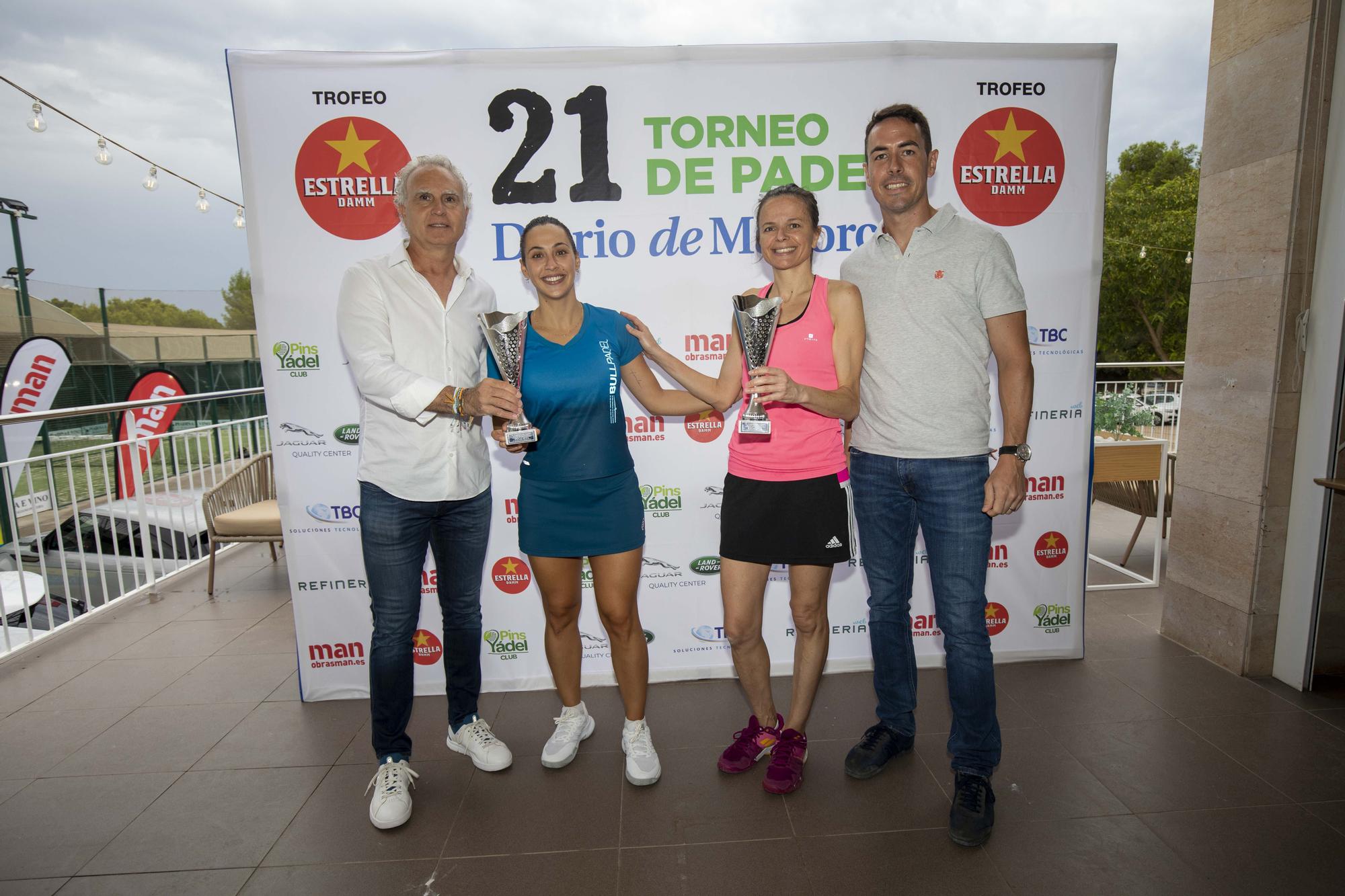 Finalistas 4ª categoría femenina. Juan Seguí (Obras Man) y Eduard Vilanova (Refinería Web) entregaron a la pareja formada por Eli López y Rut Alguacil sus premios.