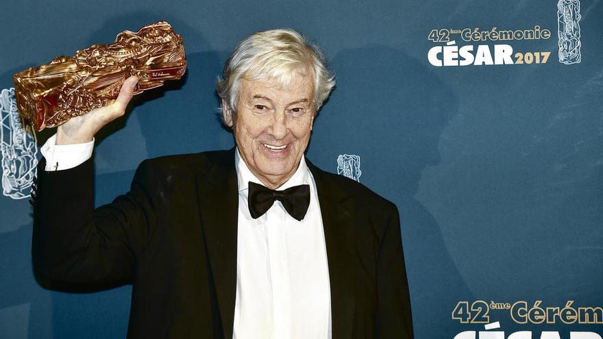 El holandés Paul Verhoeven posa con el premio. // Efe