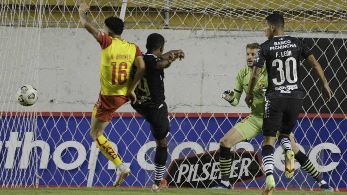 El Aucas anota ante el Barcelona en Ecuador.