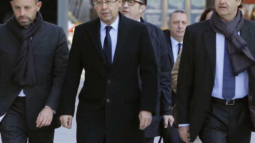 Rosell, Bartomeu y Mestre, el año pasado, al acudir a la Audiencia Nacional. // Mariscal