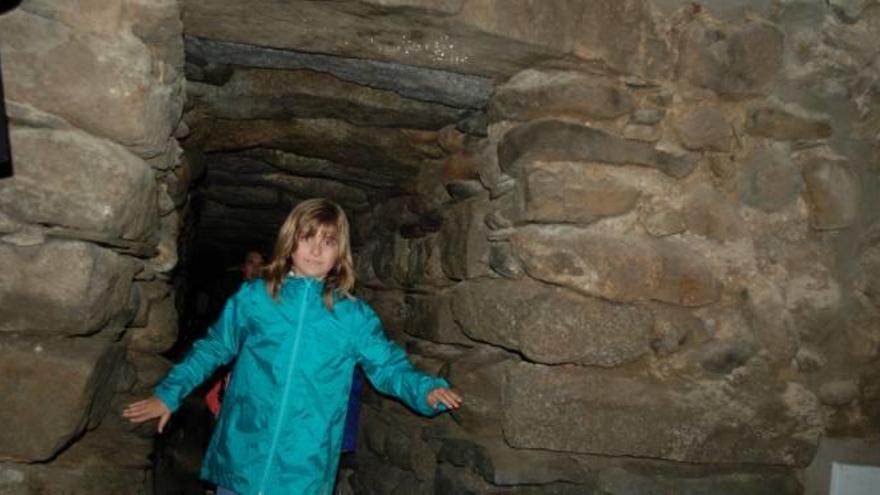 Una nena entra a la galeria del Pou de glaç de Puigcerdà des del túnel de 30 metres inaugurat ahir