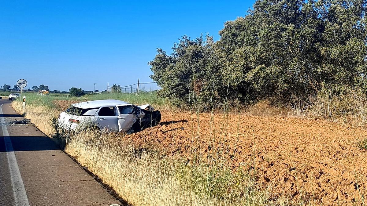 El otro coche accidentado, fuera de la carretera y con importantes daños.