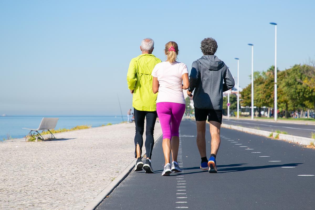 Jubilados corren cerca de la playa