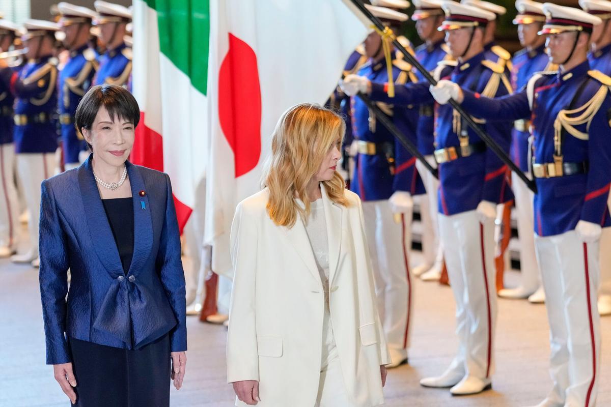 Giorgia Meloni, right, pasa revista a la guardia de honor japonesa con la primera ministra Sanae Takaichi en Tokyo