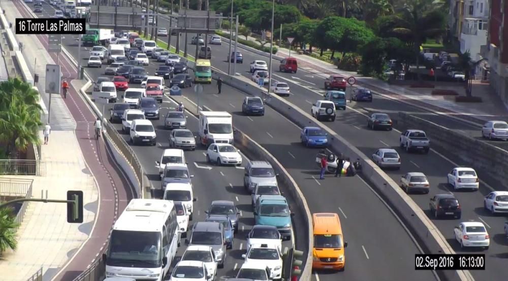 Dos vuelcos bloquean la Avenida Marítima