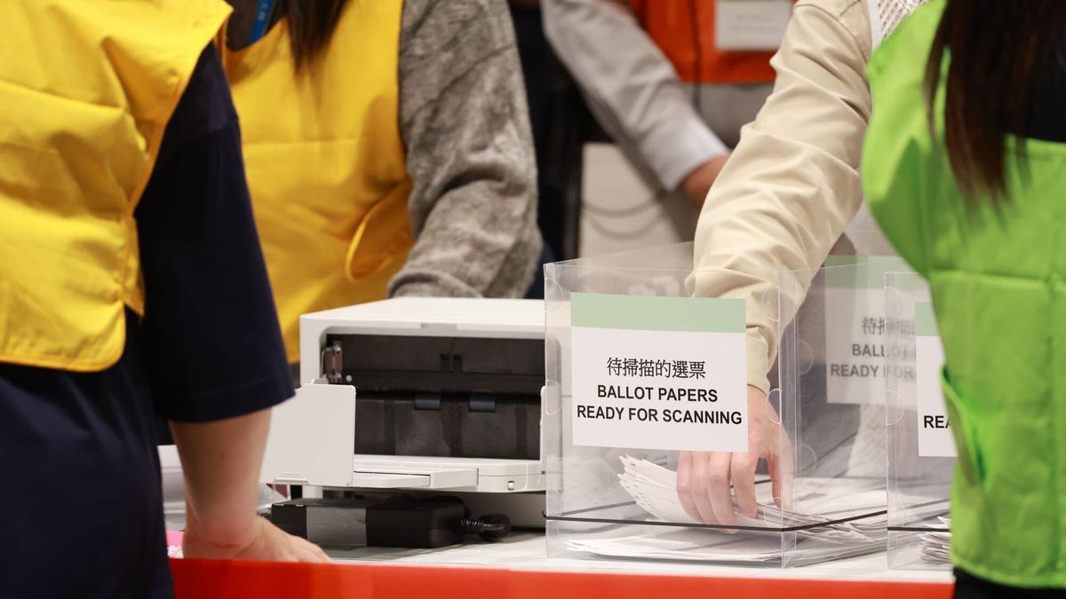 Recuento de votos en un colegio electoral de Hong Kong, este domingo.