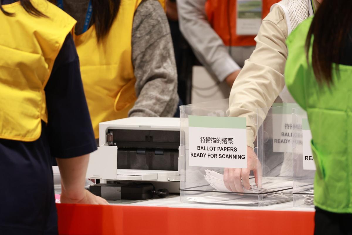Recuento de votos en un colegio electoral de Hong Kong, este domingo.