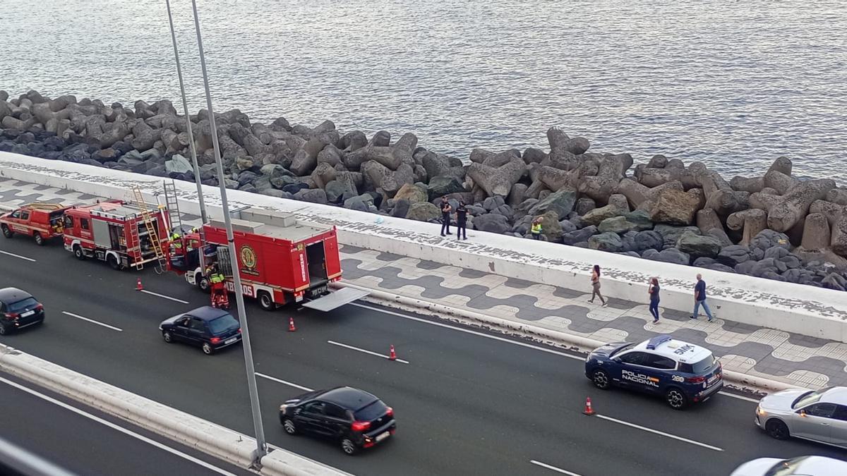 Policía Nacional y bomberos de Las Palmas de Gran Canaria recuperan el cadáver de un hombre en la Avenida Marítima