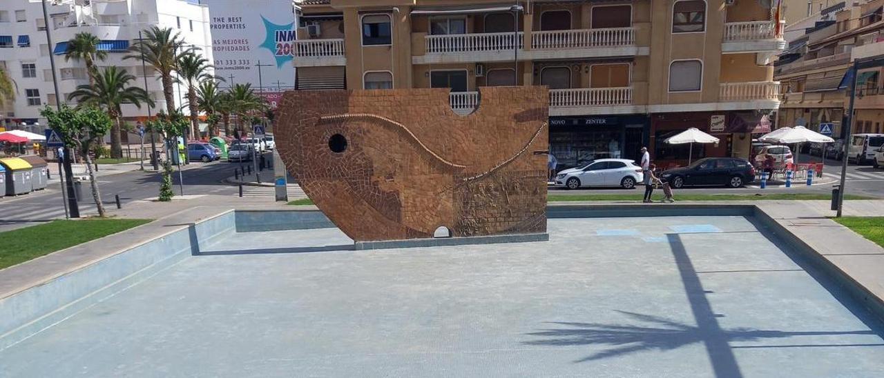 La fuente del Monumento al Pescador vacía al no poder comprar cloro por el bloqueo de los contratos