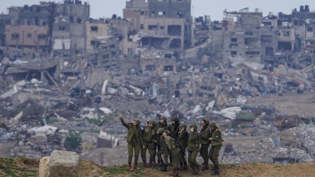 Mujeres soldado israelís posan para una foto en la frontera con la Franja de Gaza, al sur de Israel, el 19 de febrero.