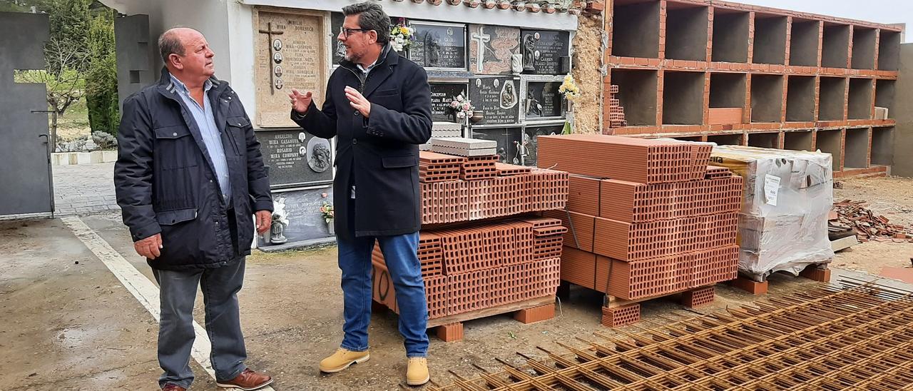 El alcalde de Millena y el diputado provincial de Infraestructuras, visitando las obras de ampliación del cementerio de la localidad.