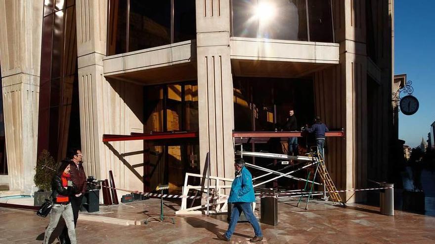 Obras en el Auditorio para instalar antepuertas