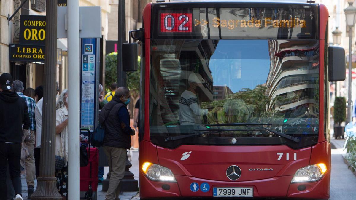 Tras dos años de pandemia, el transporte público en Alicante se recupera. | JOSE NAVARRO