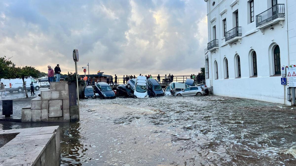 Las intensas lluvias desbordan la riera de Cadaqués y arrastran coches