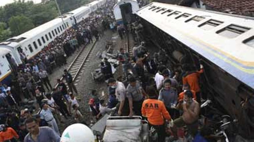 43 muertos en un choque de trenes en la isla indonesia de Java