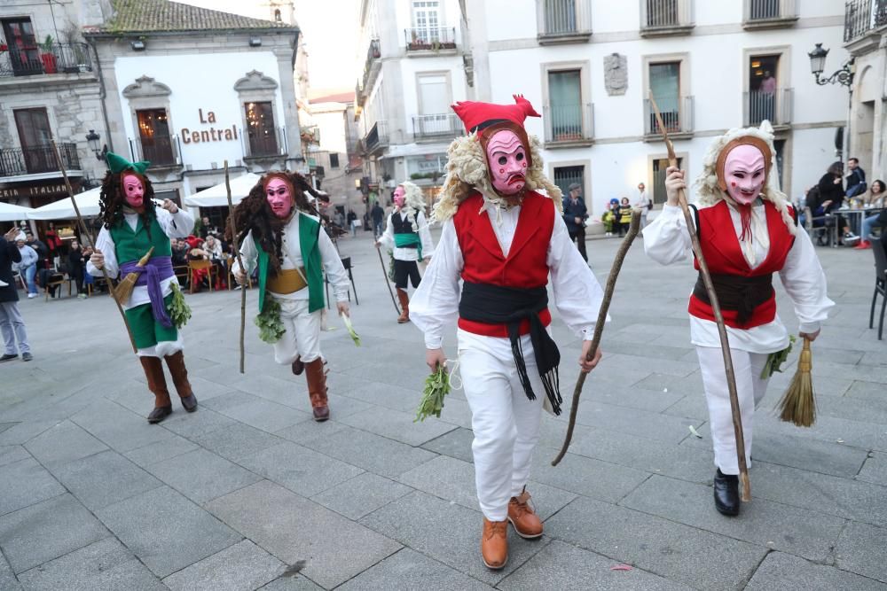 Miles de vigueses disfrutaron de la entronización del Meco y del concierto de la extriunfita en Porta do Sol