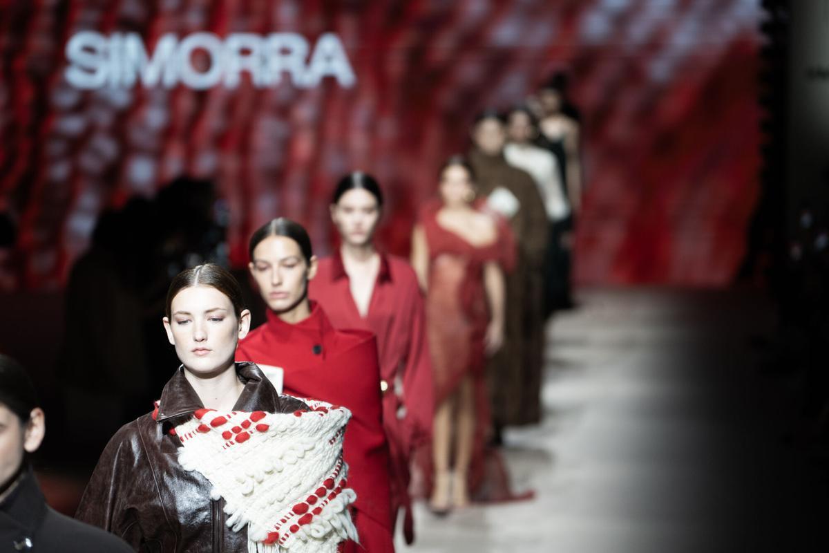 Varias modelos durante el desfile de Simorra con motivo de la Mercedes-Benz Fashion Week