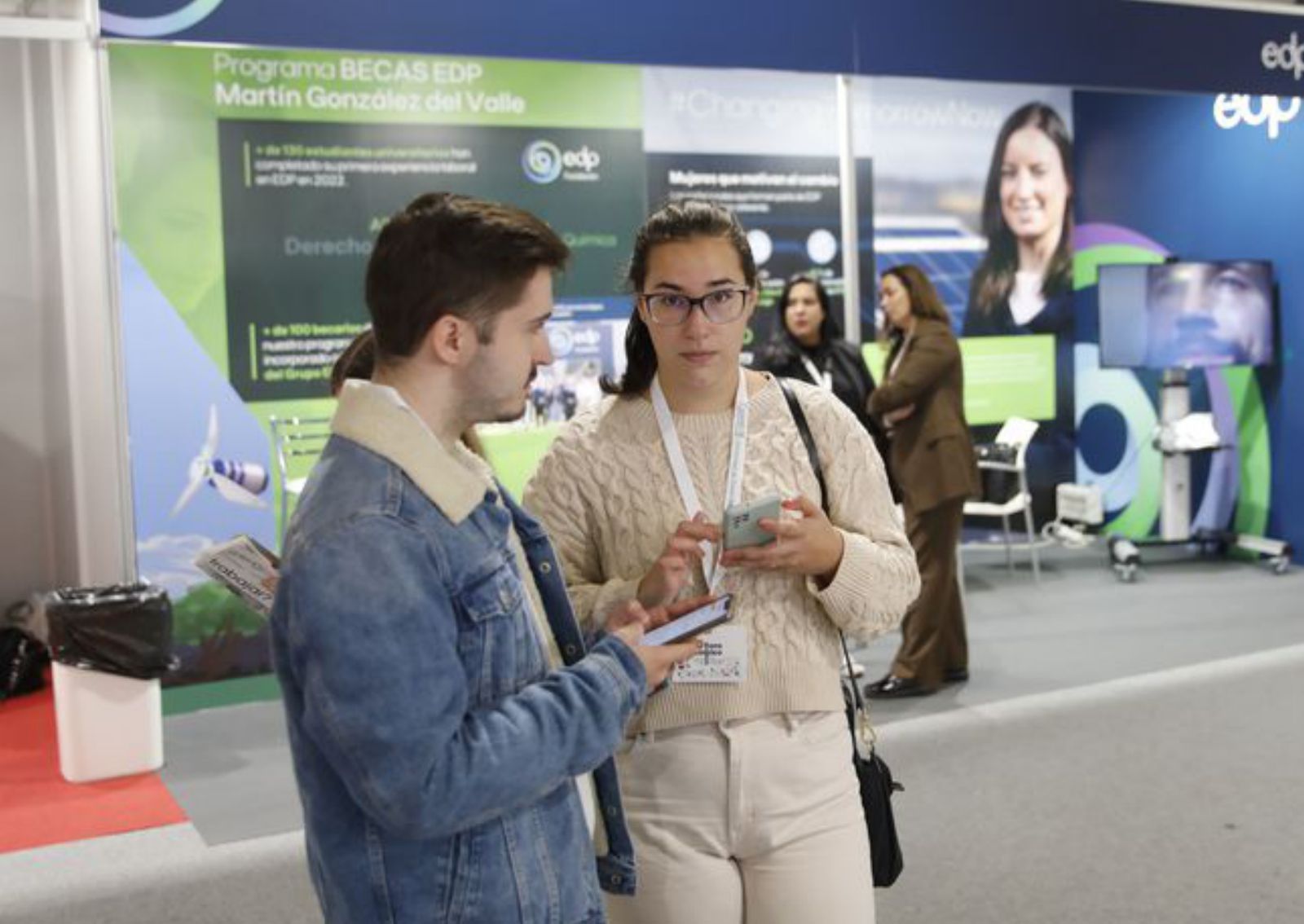 Los alumnos Sergio Álvarez y Celia Fernández delante de uno de los stands participantes en el Foro de Empleo, ayer en el recinto ferial Luis Adaro.