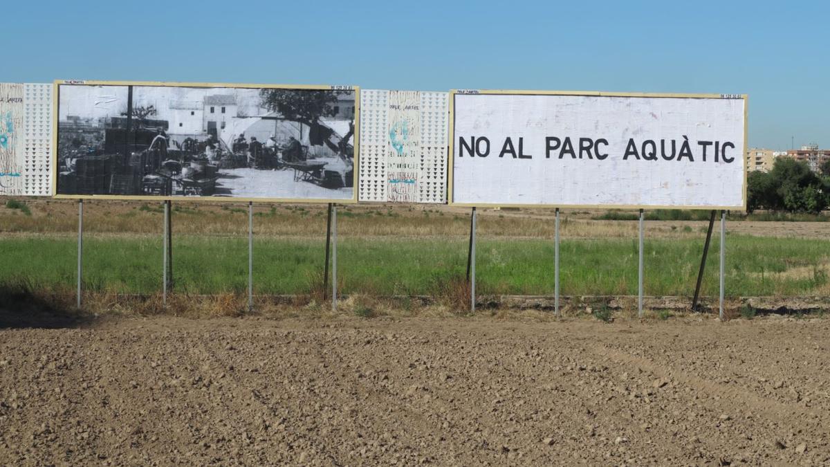 Foto de archivo de unos carteles a favor de la huerta y contra la construcción del parque acuático