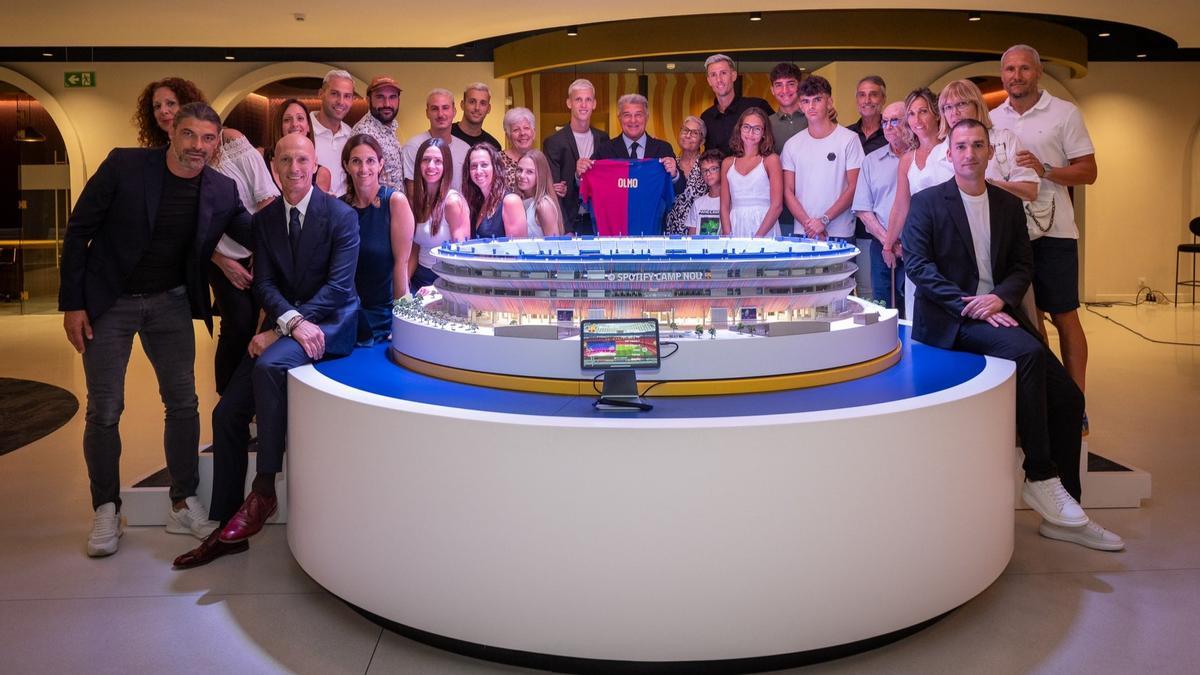 Dani Olmo y familiares, junto al presidente Laporta y una maqueta del futuro estadio.