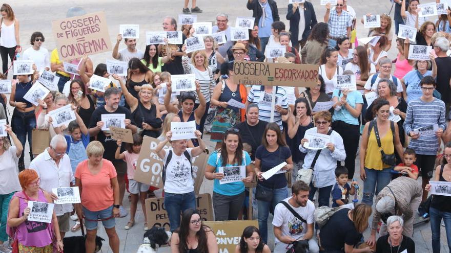 Protesta al ple de l&#039;Escala contra el conveni amb la gossera de Figueres