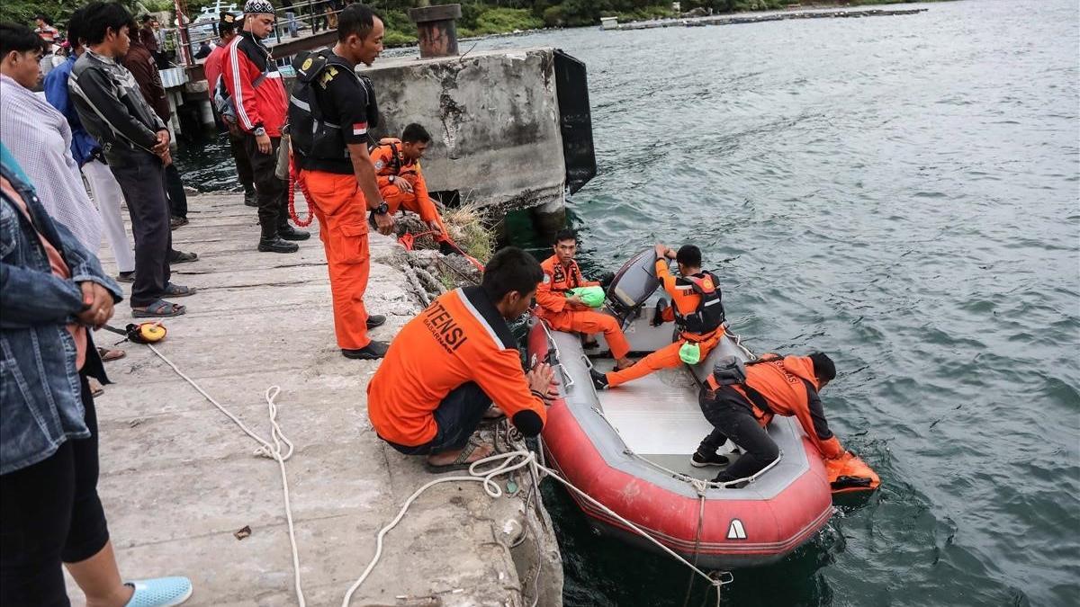 Operación de rescate en el lago Toba.