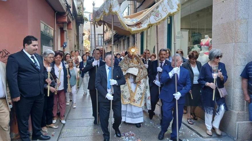 El Corpus Christi florece en las calles de Cangas