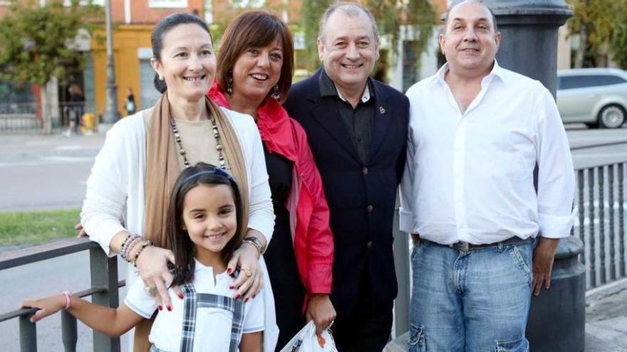 Miembros de la Asociación de Vecinos de Vallobín. De izquierda a derecha: Marigel Fernández, Rosa Suárez, Javier Fernández e Ignacio Sal del Río. Delante, la pequeña Lara Fernández, hija de Rosa Suárez.